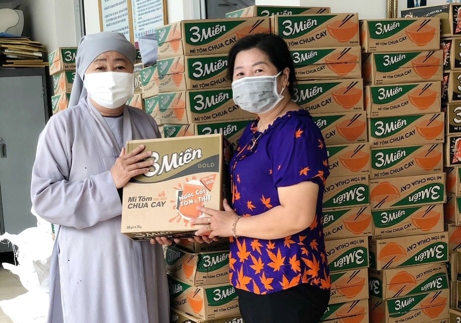 Bà Võ Thị Đông Xuân, Chủ tịch Ủy ban MTTQ Việt Nam quận Bình Thủy đại diện quận nhận quà hỗ trợ từ Sư cô Thích nữ Từ Tâm, Trụ trì chùa Phước An