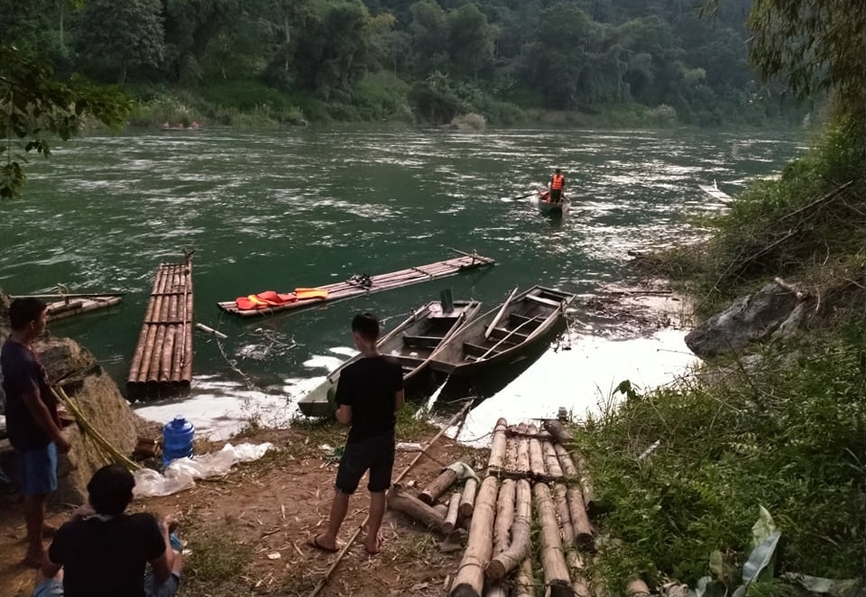 Dù trời đã tối, nhưng các lực lượng chức năng vẫn tiếp tục tích cực tìm kiếm các nạn nhân