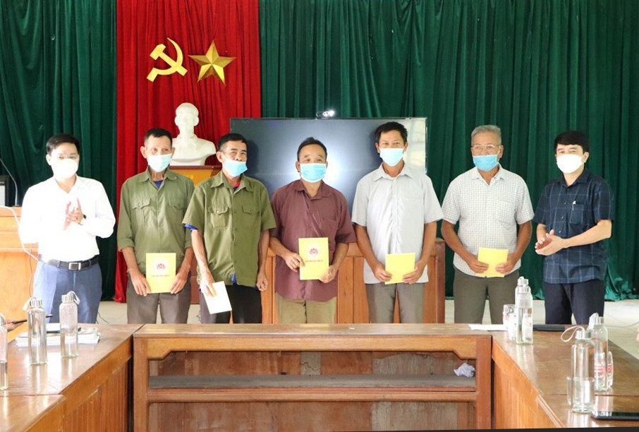 Phó trưởng Ban Dân vận Tỉnh ủy Thanh Hóa Nguyễn Quốc Thanh (ngoài cùng bên phải) tặng quà Người có uy tín xã Hiền Kiệt, huyện Quan Hóa Phó trưởng Ban Dân vận Tỉnh ủy Thanh Hóa Nguyễn Quốc Thanh (ngoài cùng bên phải) tặng quà Người có uy tín xã Hiền Kiệt, huyện Quan Hóa