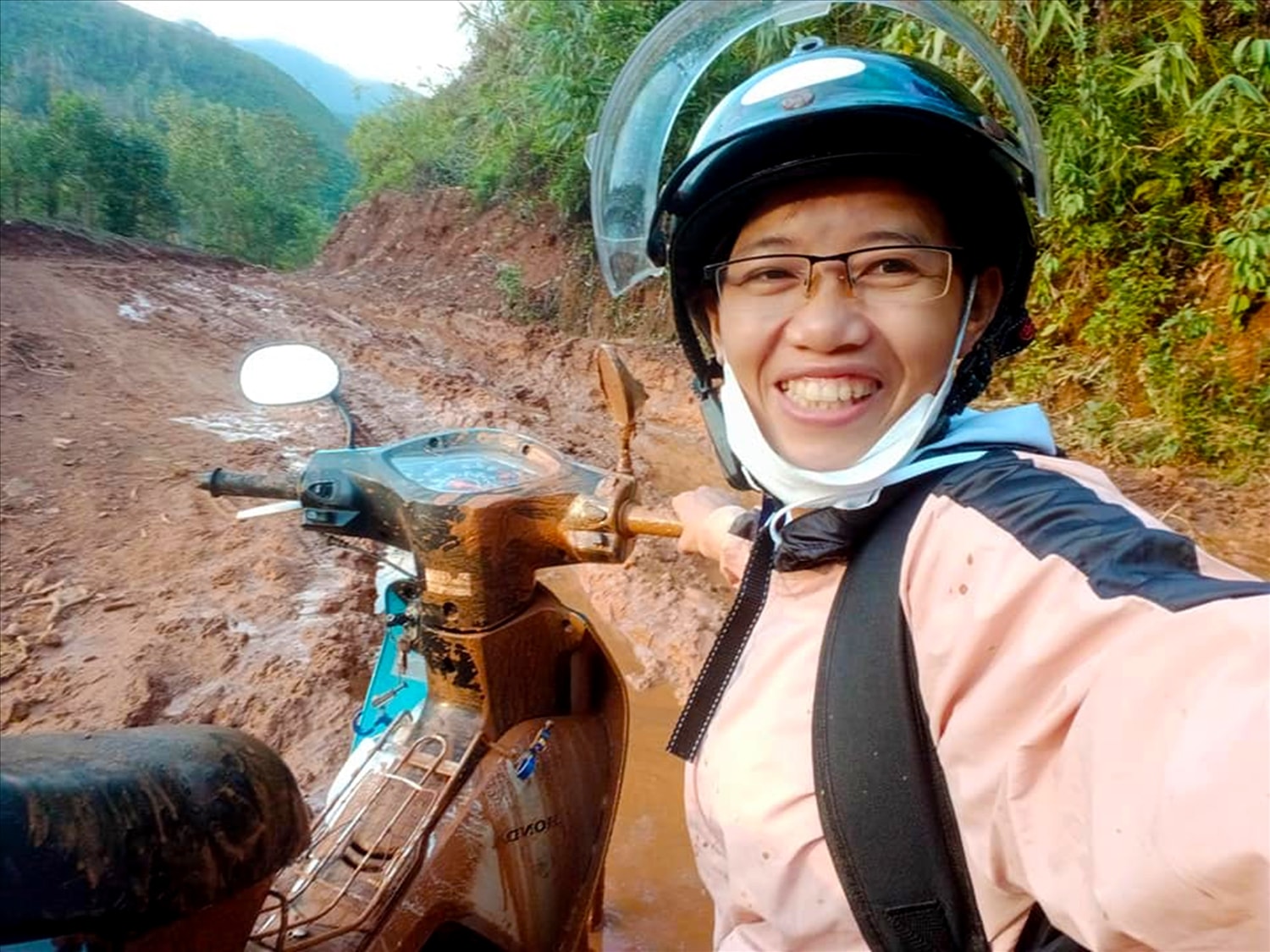 Cô giáo Trang và chiếc xe đầy bùn đất lên Làng Tốt, xã Ba Lê, huyện Ba Tơ, tỉnh Quảng Ngãi để đưa bài tập cho học sinh. Ảnh:NVCC