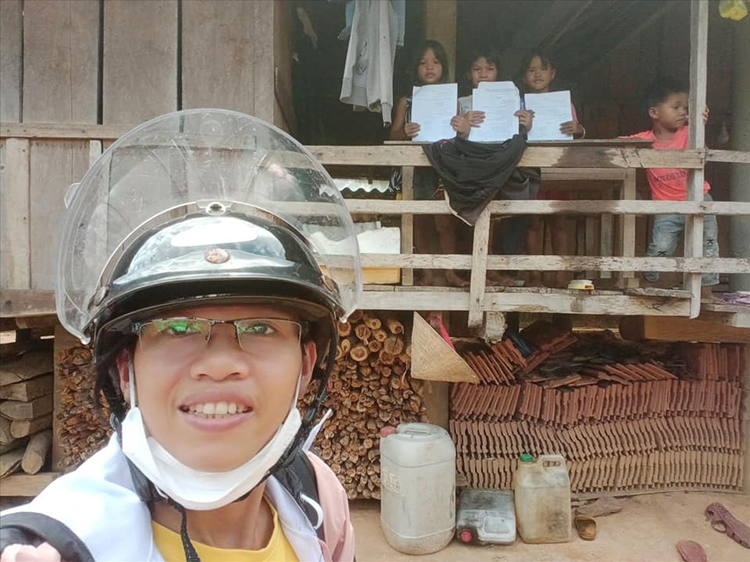 Cô giáo Trang mang bài tập đến tận nhà cho các em học sinh Làng Tốt, xã Ba Lế, huyện Ba Tơ, tỉnh Quảng Ngãi. Ảnh: NVCC