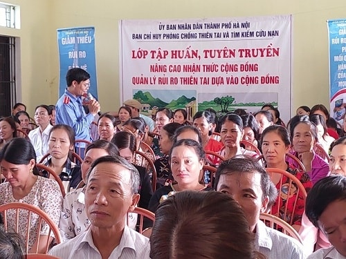 Giảng viên của Chi cục Đê điều và Phòng, chống lụt bão Hà Nội tuyên truyền kiến thức thiên tai cho Nhân dân xã Đông Quang, huyện Ba Vì, Hà Nội).