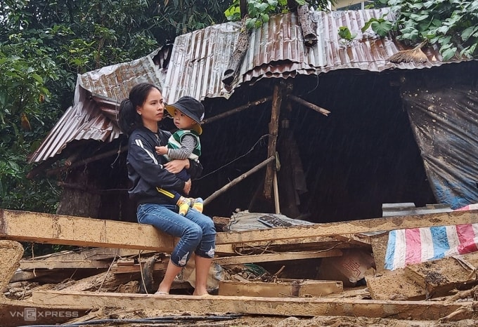 Người dân trắng tay sau lũ, đối mặt với đói nghèo