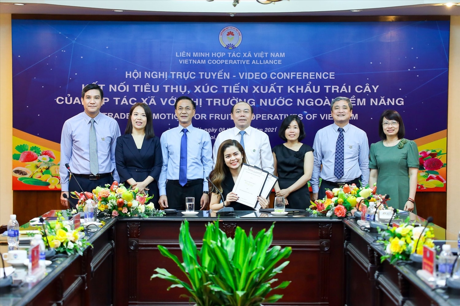 Bà Nguyễn Ngọc Huyền, Tổng Giám đốc công ty TNHH Mia Fruit tham dự Lễ ký kết Hợp tác tiêu thụ Trái cây giữa các HTX và doanh nghiệp xuất nhập khẩu tại điểm cầu Hà Nội
