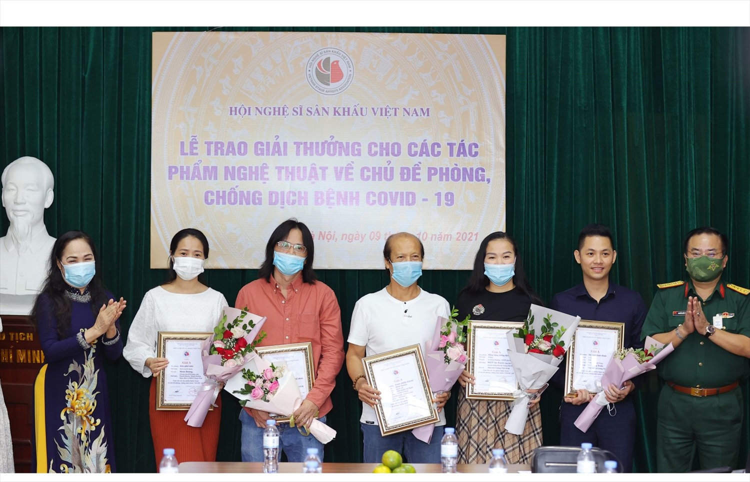NSND Thúy Mùi – Chủ tịch Hội NSSKVN và NSND Quốc Trượng trao giải A cho các nghệ sỹ. Ảnh: NSSKVN