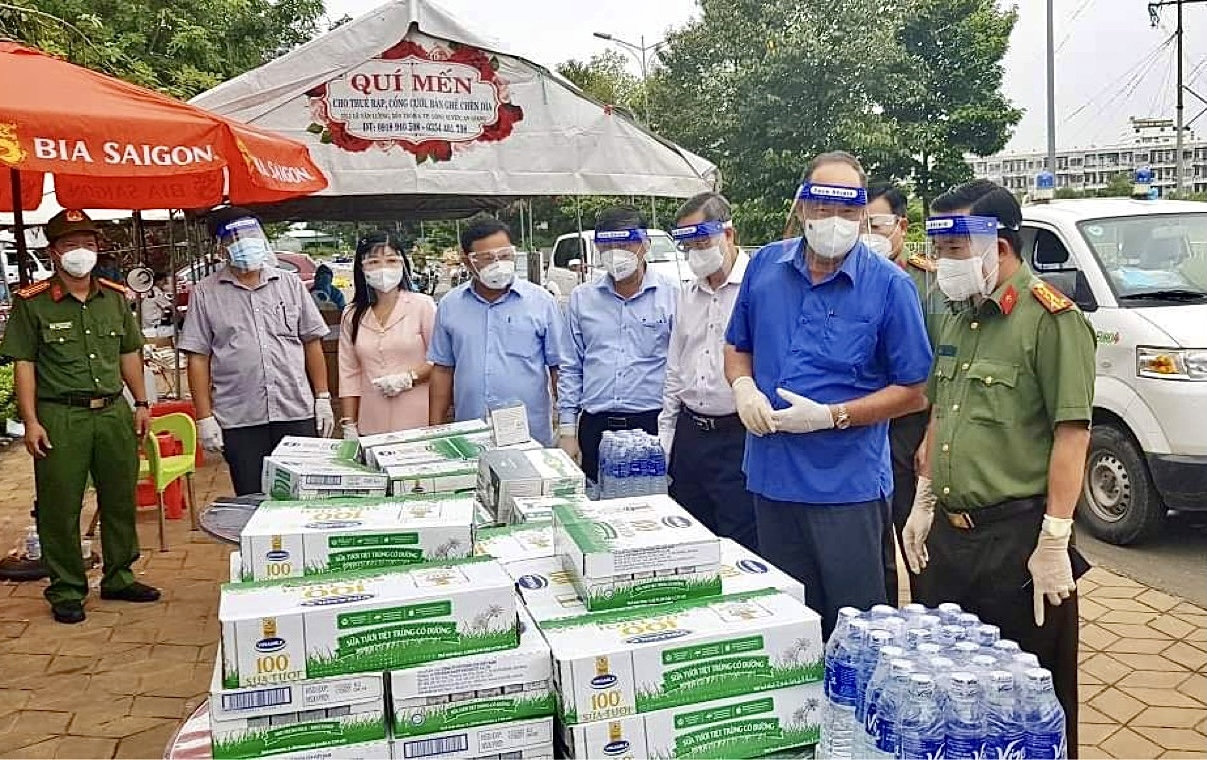 Lãnh đạo An Giang chuẩn bị hàng hóa,  lương thực cấp và đón người dân hồi hương trong rất chu đáo, nghĩa tình