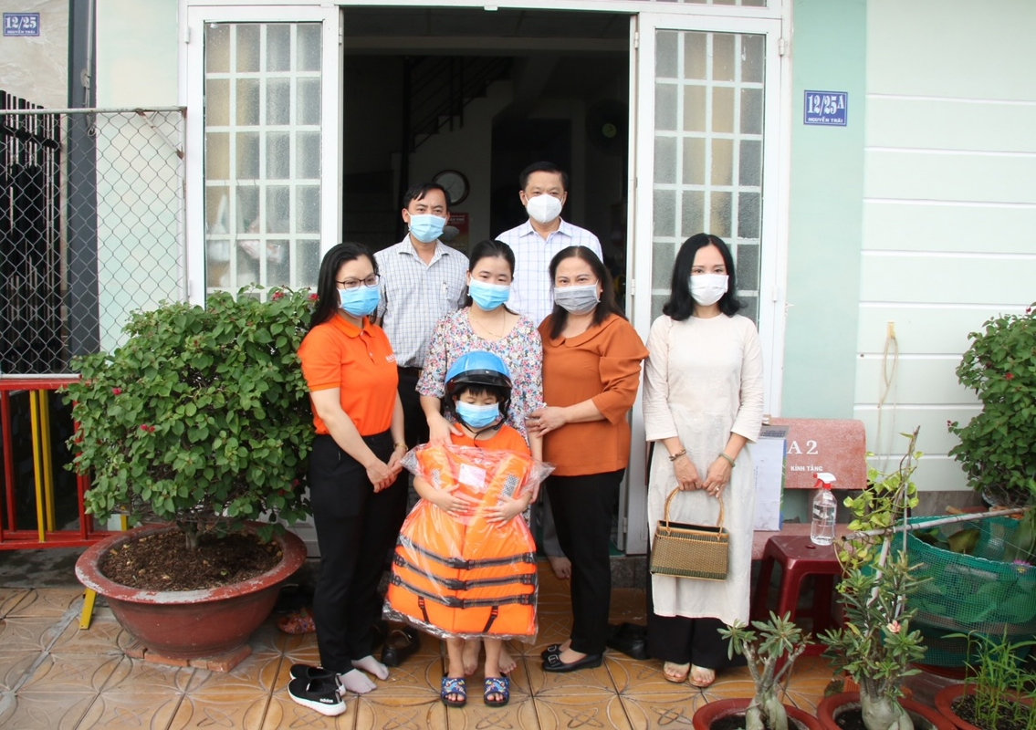 Ông Dương Tấn Hiển Phó Chủ tịch UBND TP. Cần Thơ trao hỗ trợ cho trẻ em mồ côi do dịch bệnh Covid-19