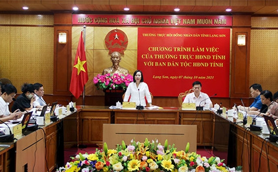 Ủy viên Ban Thường vụ Tỉnh ủy, Chủ tịch HĐND tỉnh Lạng Sơn Đoàn Thị Hậu phát biểu tại buổi làm việc
