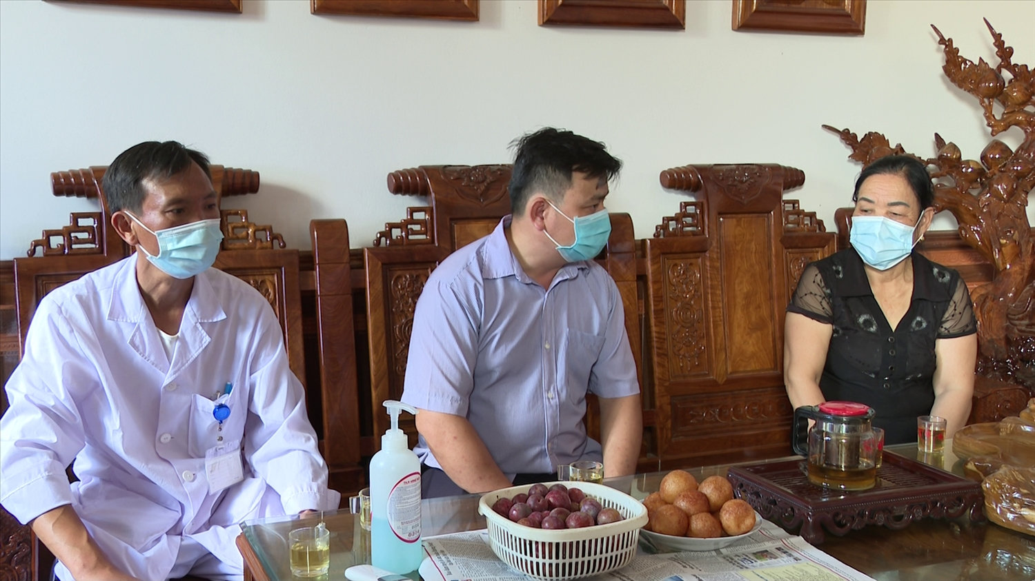 Bà Hoàng Thị Dịch cùng Tổ Covid-19 cộng đồng xã Yên Phúc, huyện Văn Quan (Lạng Sơn) đến hộ gia đình tuyền truyền, vận động người dân cùng phòng, chống dịch Covid-19