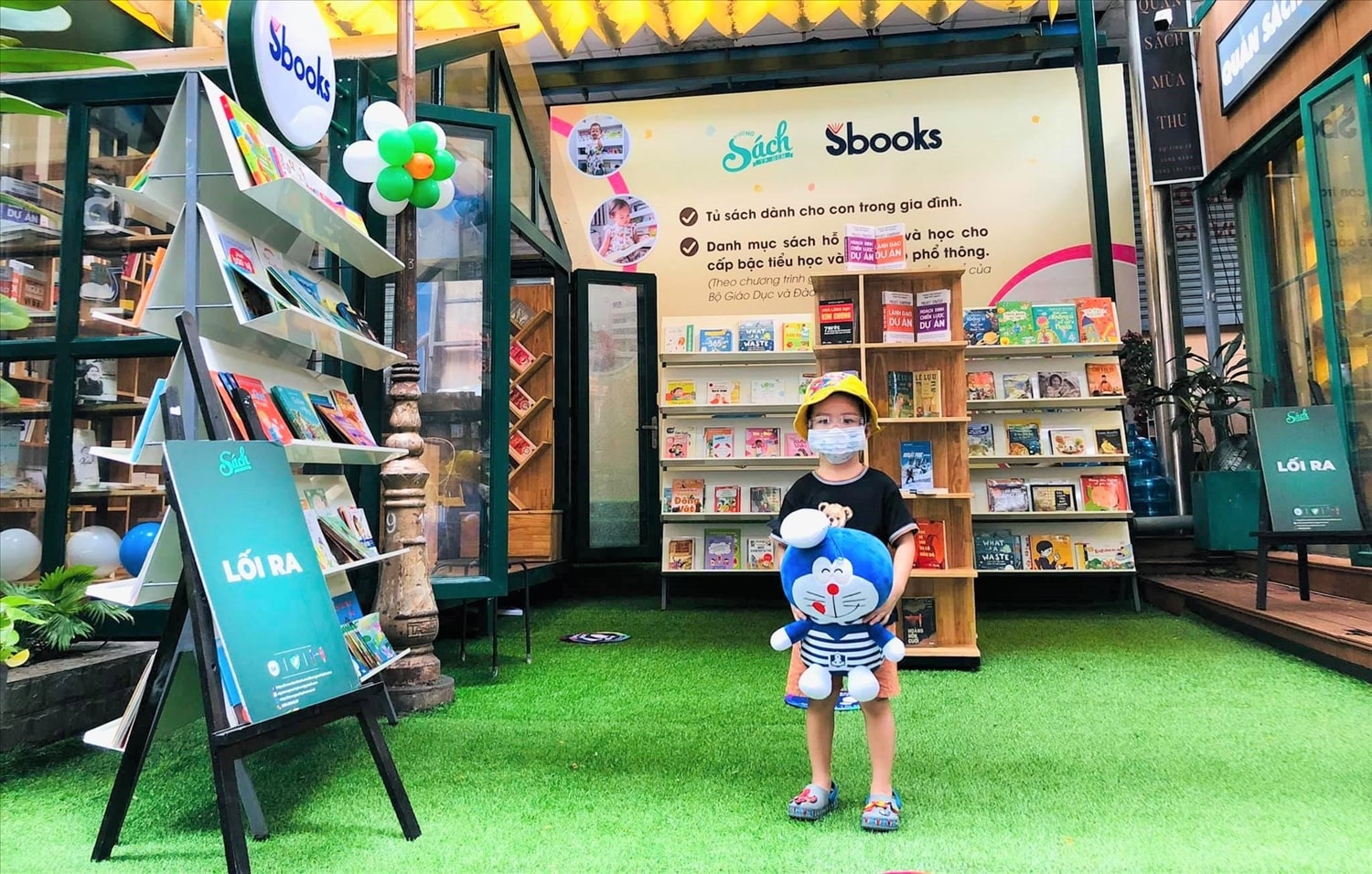 Gian hàng trưng bày Tủ sách gia đình và danh mục sách cho học sinh Gian hàng trưng bày Tủ sách gia đình và danh mục sách cho học sinh