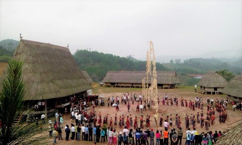 Không gian kiến trúc làng của người Cơ Tu ở  huyện Tây Giang. Ảnh Pơloong Plênh