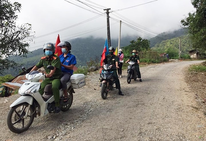 Lực lượng chức năng tuyên truyền lưu động cho người dân trên địa bàn xã Ka Lăng