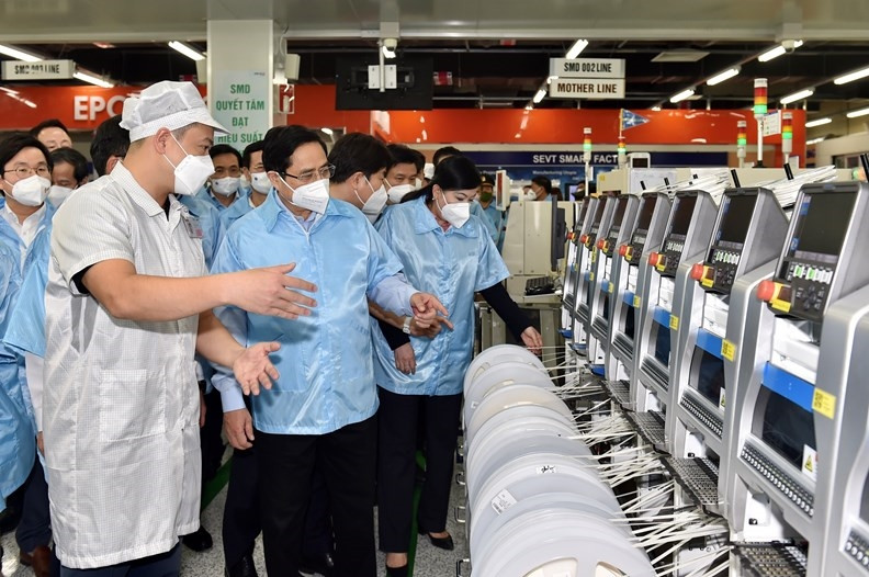 Thủ tướng Phạm Minh Chính tham quan dây chuyền sản xuất Công ty TNHH Samsung Electronics Việt Nam Thái Nguyên.