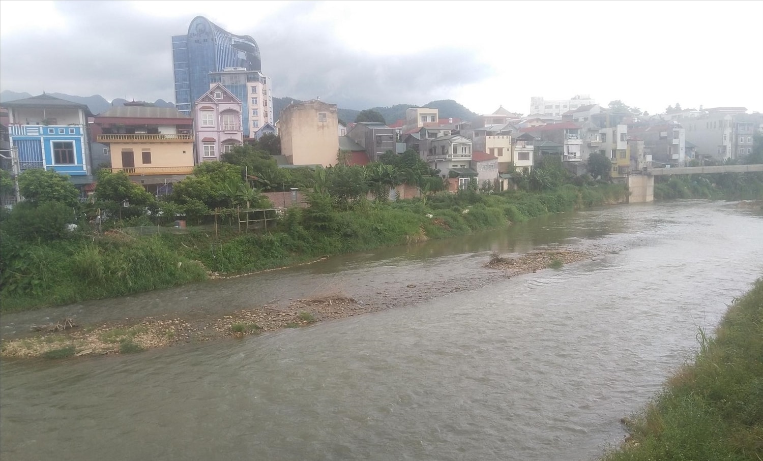Hầu hết nguồn vốn cho các công trình ứng phó với thiên tai ở các tỉnh miền núi đều từ ngân sách Nhà nước. (Trong ảnh: Bờ phải sông Hiến – TP. Cao Bằng đã được phê duyệt dự án xây kè chống sat lở vào tháng 5/2020, với tổng vốn 100 tỷ đồng từ nguồn vốn ngân sách Trung ương).