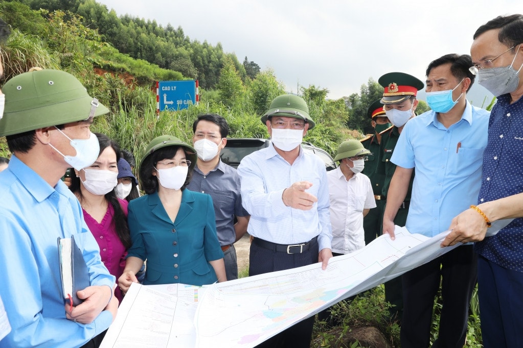 Ông Nguyễn Xuân Ký, Bí thư Tỉnh ủy Quảng Ninh (giữa) kiểm tra các điểm xây dựng du lịch cộng đồng trên địa bàn huyện Bình Liêu