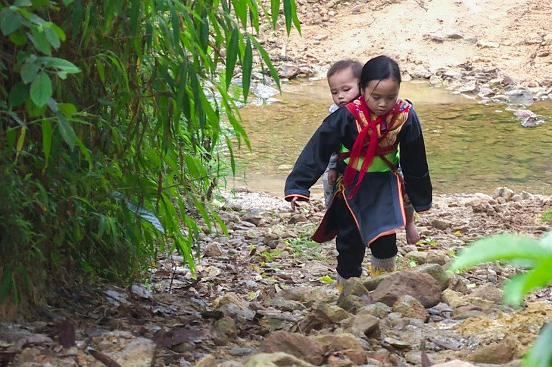 Cõng em vượt quãng đường 3km đầy khó khăn là hành trình đến trường của cô bé dân tộc Dao Trình Thị Lan trong suốt 2 năm qua