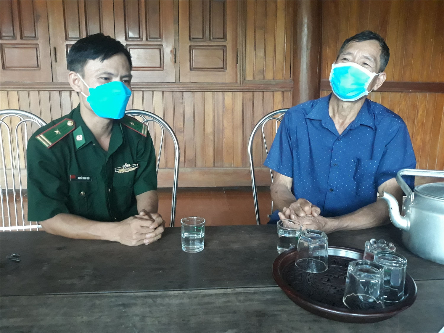 Ông Lương Văn Phượng (bên phải) ở bản Tân Hợp xã Ngọc Lâm vui vẻ kể về cuộc sống mới ở vùng TĐC