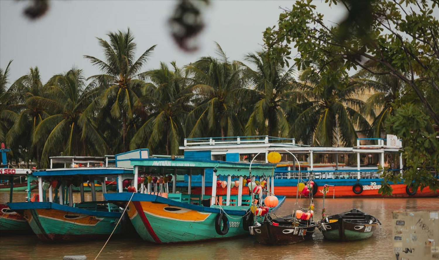 Đi ghe, thuyền ngắm phố cổ dường như đã trở thành “đặc sản” của Hội An mỗi khi tới mùa lũ. Nhưng năm nay dịch bệnh nên không có khách du lịch