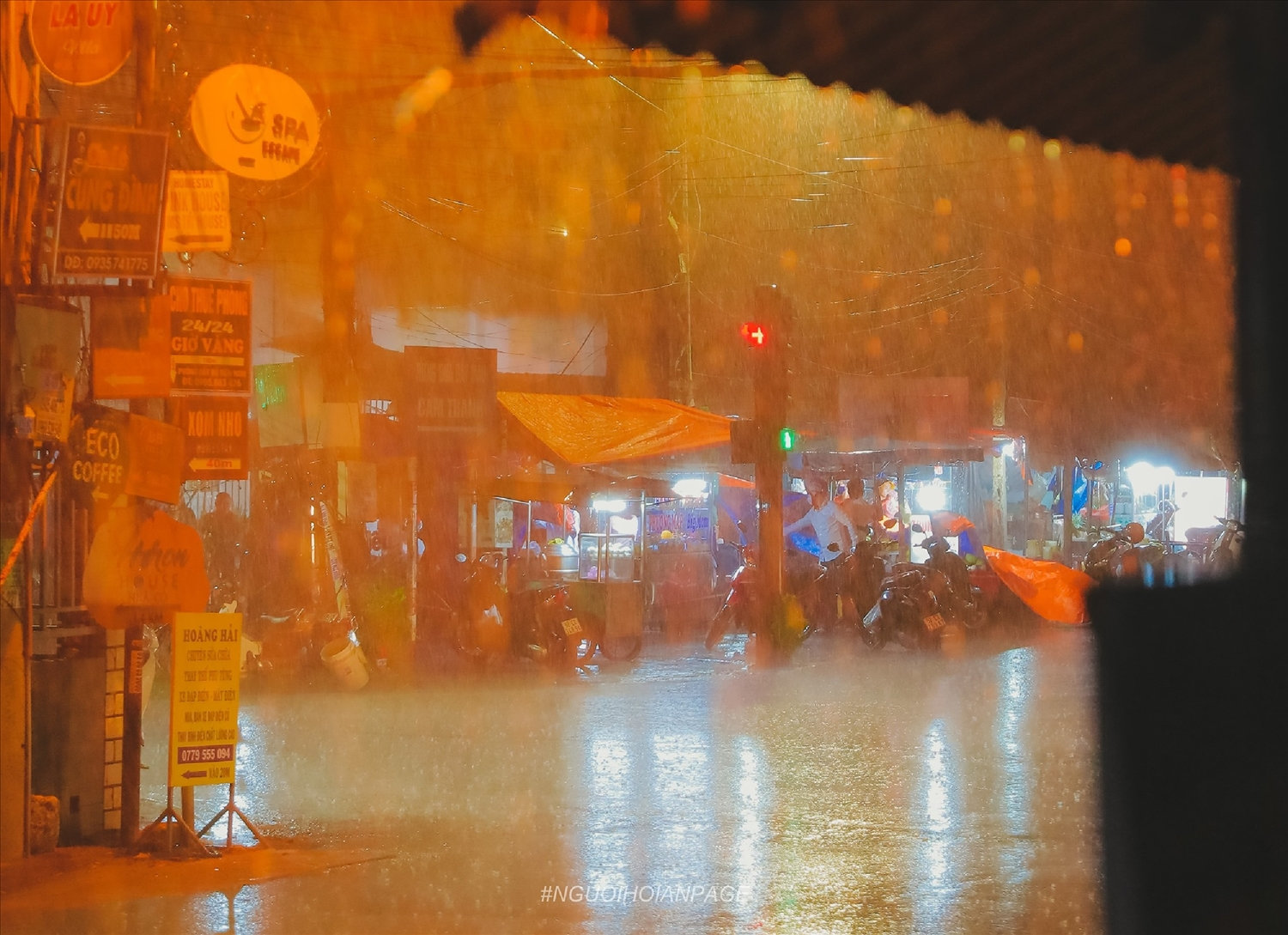 Mưa trắng trời ở phố cổ