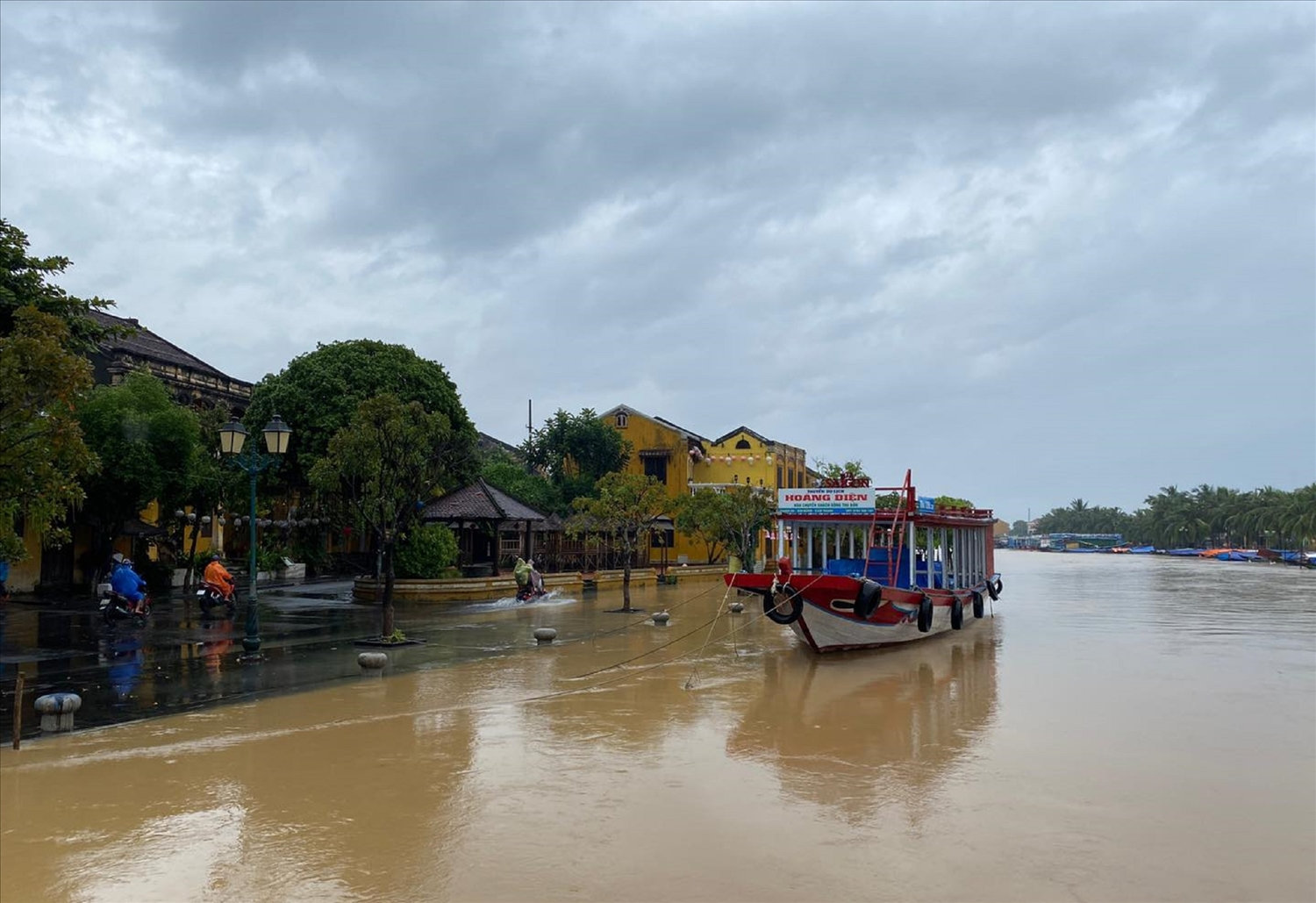 Chiếc thuyền chở khách du lịch nằm lẻ loi bên bến đợi