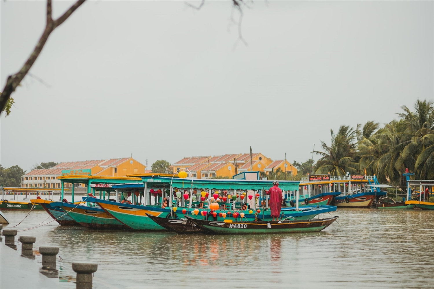 Nhiều người dân trong phố cổ đã sử dụng ghe, thuyền để làm phương tiện trong mùa lũ