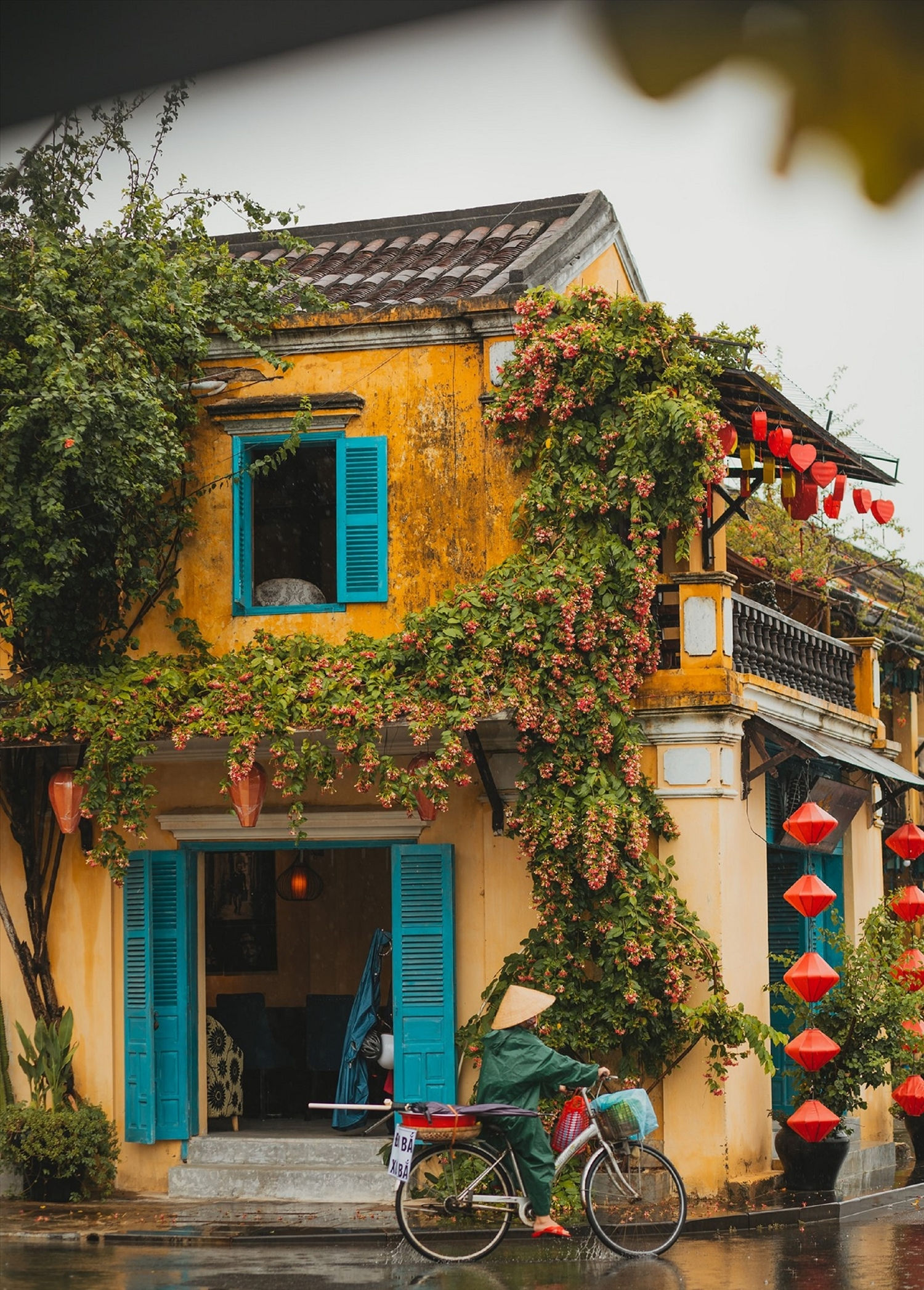 Những mái cổ rêu phong vẫn đẹp nao lòng dưới cơn mưa
