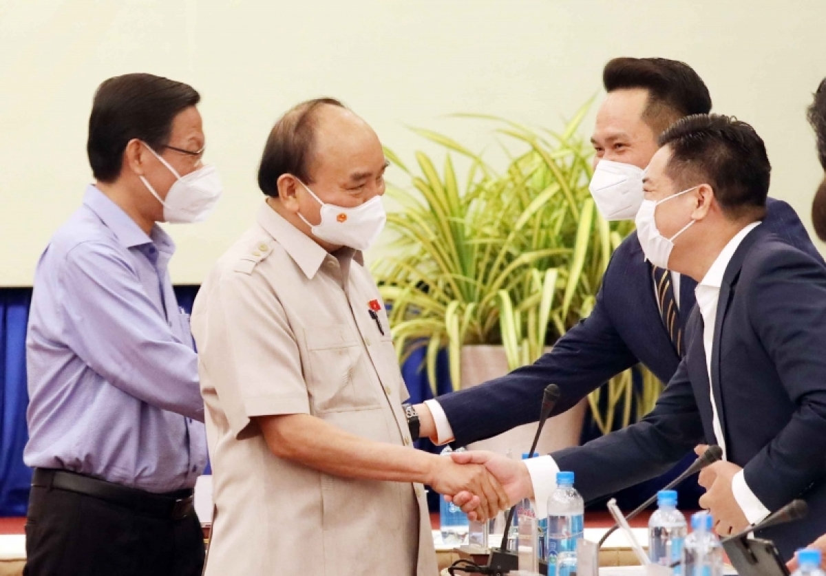 Chủ tịch nước Nguyễn Xuân Phúc gặp gỡ các đại biểu đại diện cho hơn 10.000 doanh nhân của Hội Doanh nhân trẻ Việt Nam.