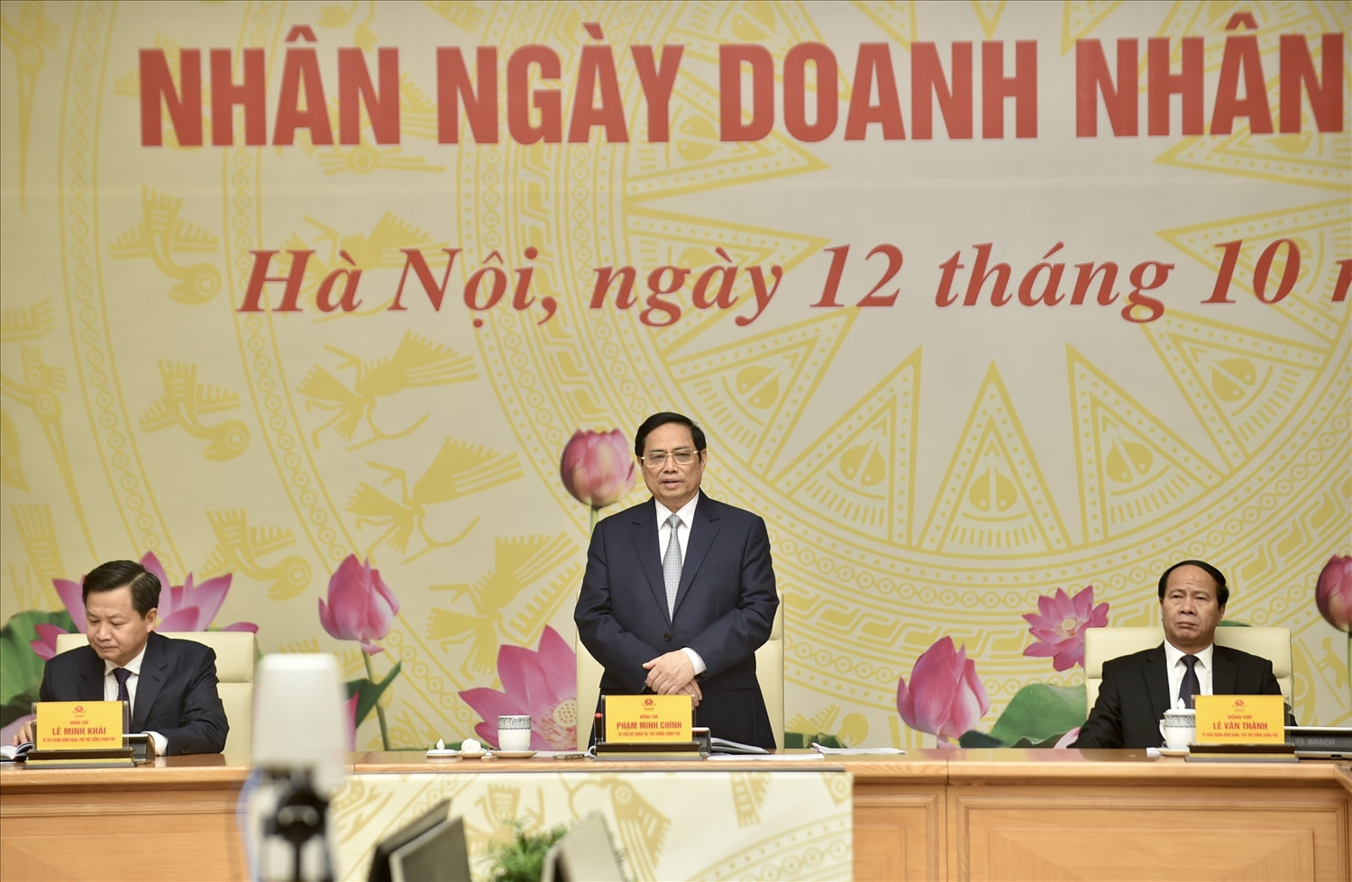 Thủ tướng bày tỏ tin tưởng vào sự hợp tác, đoàn kết của cộng đồng doanh nghiệp, doanh nhân với sự nghiệp chung, tất cả vì lợi ích quốc gia, dân tộc, vì hạnh phúc, ấm no của nhân dân, chung tay xây dựng đất nước hùng cường thịnh vượng như mục tiêu Nghị quyết Đại hội XIII đã đề ra. Ảnh: VGP/Nhật Bắc
