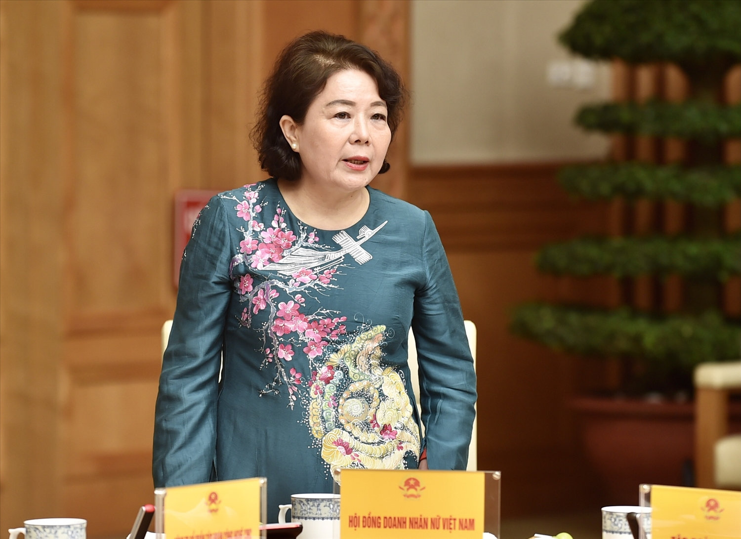 Bà Nguyễn Thị Tuyết Minh, Chủ tịch Hội đồng Doanh nhân nữ Việt Nam, kiến nghị đưa vào Luật DN khái niệm DN do phụ nữ làm chủ, giúp xác định được đối tượng để thực hiện các gói hỗ trợ, các chương trình, dự án một cách tốt nhất, thiết thực nhất. Ảnh: VGP/Nhật Bắc