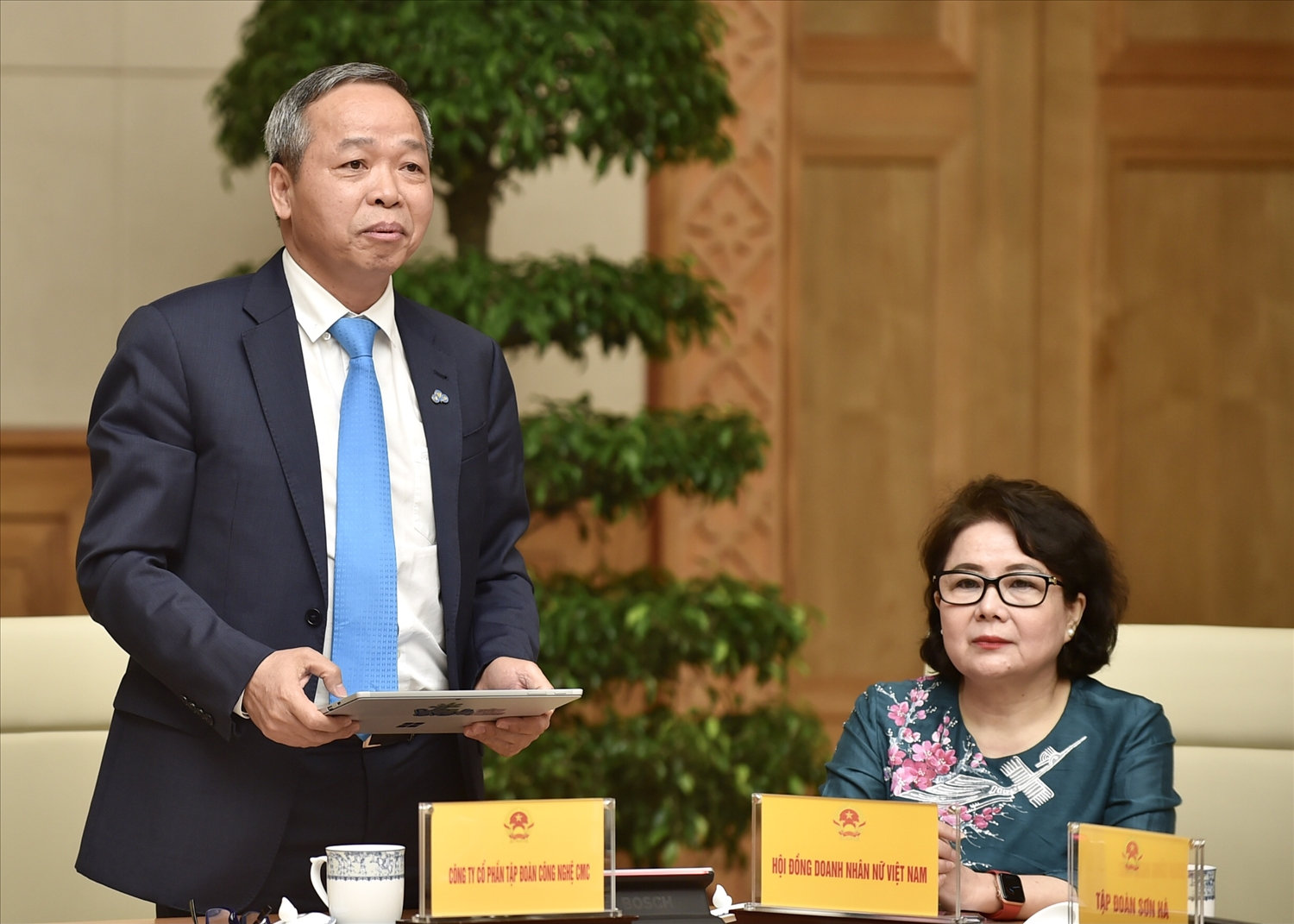 Ông Nguyễn Trung Chính, Chủ tịch Tập đoàn CMC đề nghị giao các doanh nghiệp công nghệ thông tin trong nước đầu tư các dự án hạ tầng số quy mô lớn.  Ảnh: VGP/Nhật Bắc