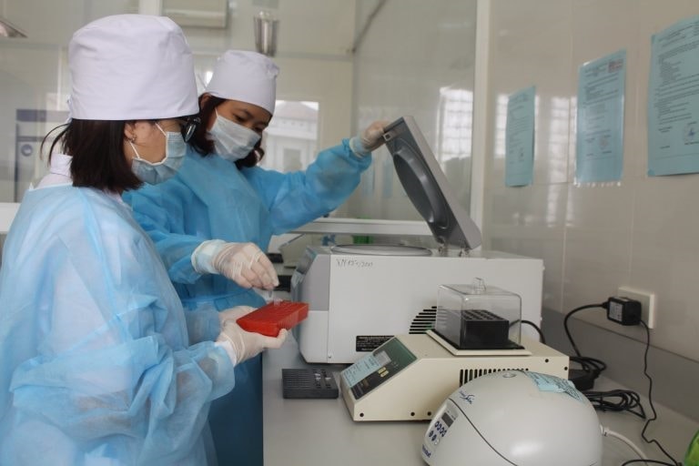 Nhân viên y tế làm công tác xét nghiệm. Ảnh: minh họa
