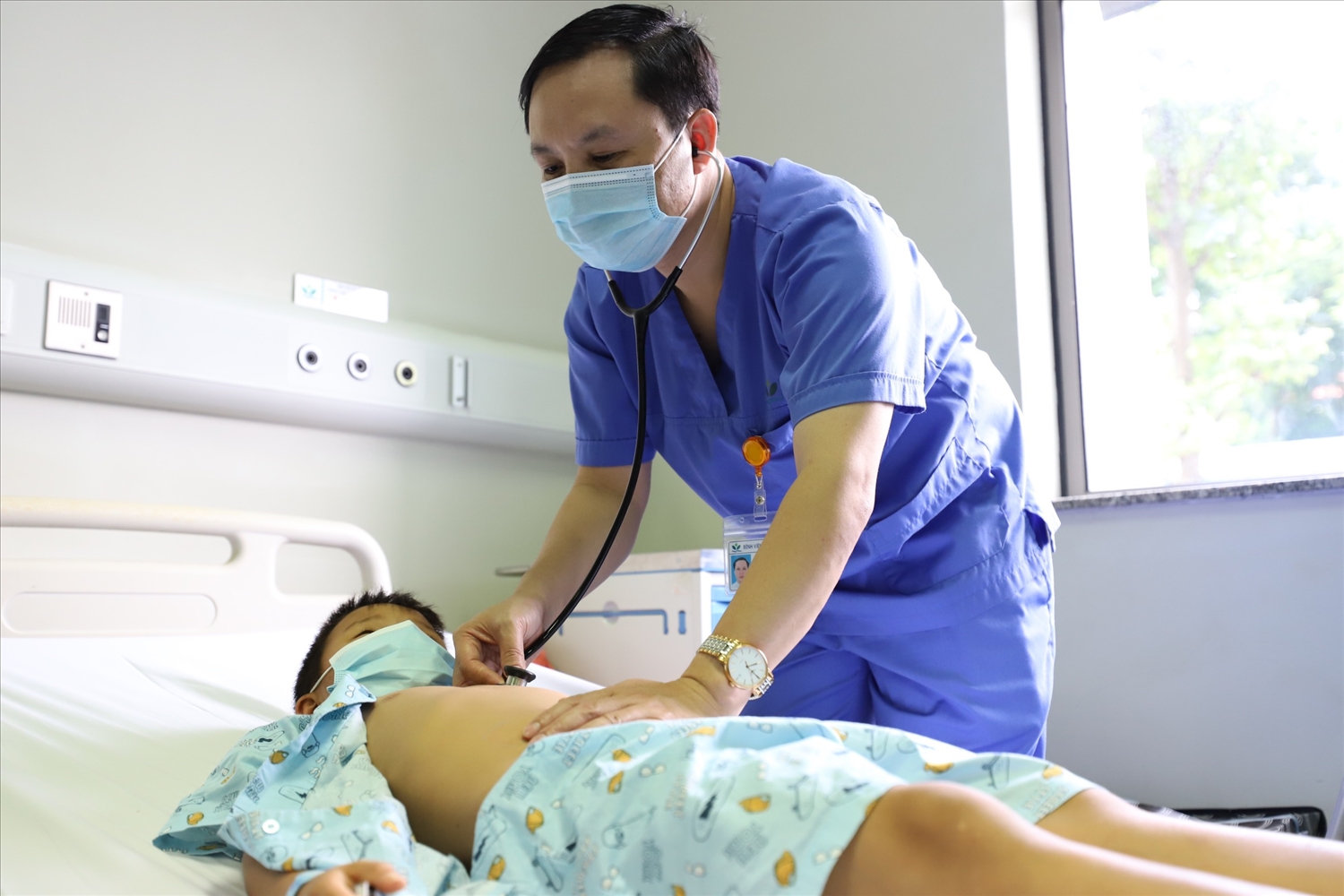 Trẻ ngộ độc quả hồng châu được bác sĩ Bệnh viện Nhi Trung ương thăm khám tận tình. (Ảnh do Bệnh viện Nhi Trung ương cung cấp)
