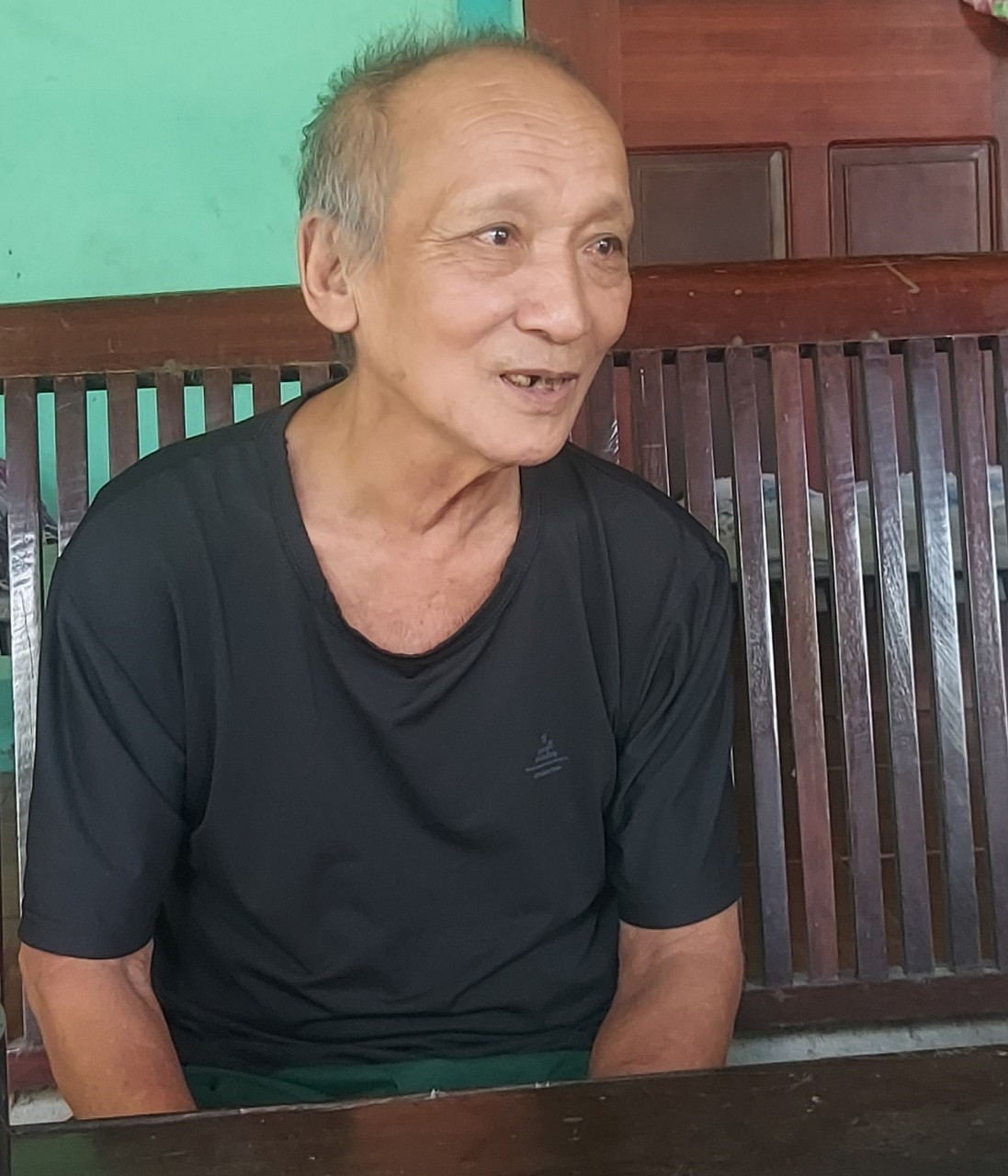 Ông Nguyễn Xuân Lâm, ở khối 2, thị trấn Tân Lạc: “Người dân được hưởng lợi chung, tại sao mình phải tiếc”