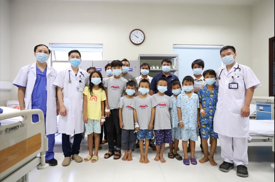 Các em nhỏ ở Yên Bái chụp ảnh lưu niệm cùng các bác sĩ trước khi được xuất viện. (Ảnh Bệnh viện Nhi Trung ương cung cấp)