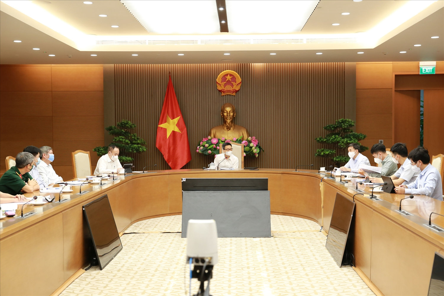 Các ý kiến tại cuộc làm việc  thống nhất cho rằng đến cuối năm 2021 Việt Nam sẽ chủ động được cơ bản nguồn vaccine, thuốc điều trị, sinh phẩm để đưa cả nước chuyển sang trạng thái bình thường mới. Ảnh: VGP/Đình Nam