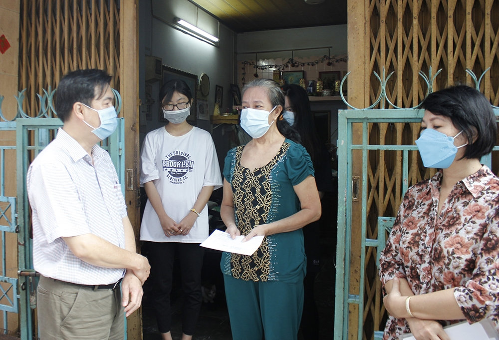 Đoàn Trao quà cho chị Trần Mỹ Linh vợ anh Tăng Cẩm Bình (đã mất vì Covid-19). Gia đình có 5 người nhiễm bệnh, 2 lao động chính đã không qua khỏi