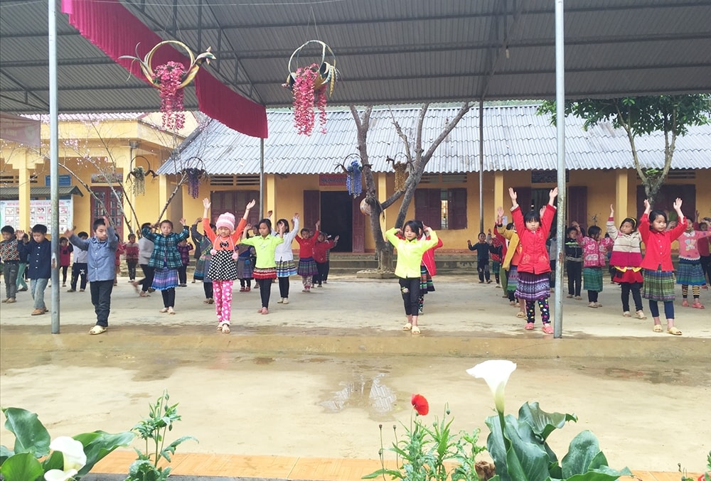 Việc học bán trú góp phần nâng cao chất lượng với các em học sinh vùng cao Si Ma Cai. (Ảnh chụp trước ngày 27/4/2021)
