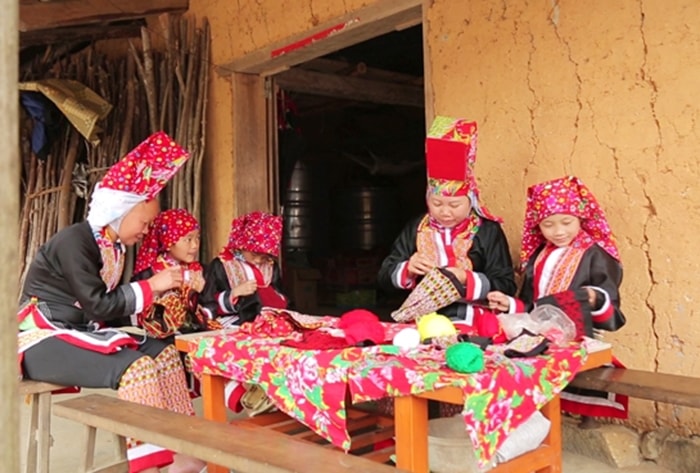 Cô giáo “3 giỏi” Lý Thị Hạnh (thứ hai từ phải qua) đã góp công lớn trong việc giữ gìn và bảo tồn văn hóa dân tộc Dao tại huyện Bình Liêu, tỉnh Quảng Ninh. (Ảnh chụp trước ngày 27/4/2021)