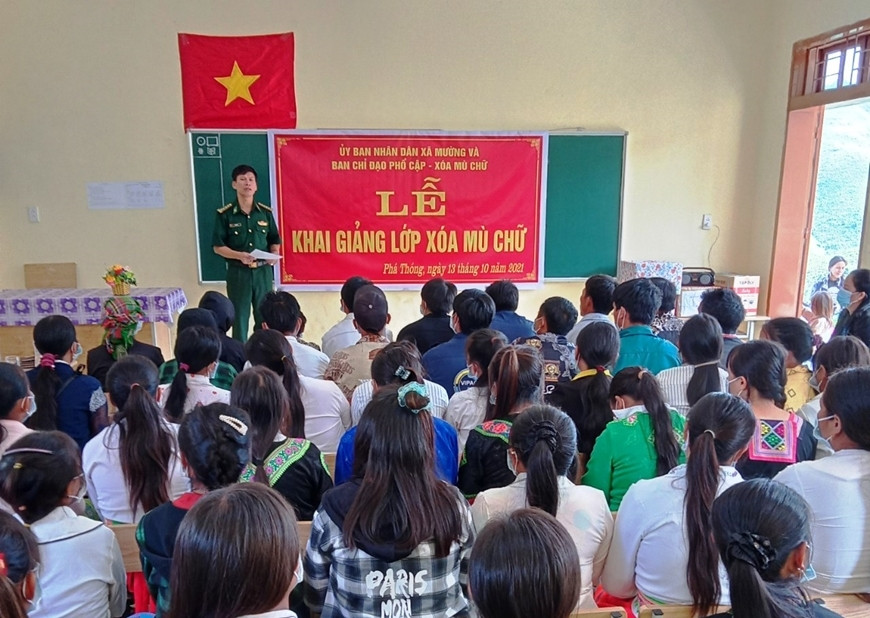 Quang cảnh Lễ khai giảng lớp học xóa mù chữ tại bản Pha Thóng, xã Mường Và (Sốp Cộp, Sơn La). Quang cảnh Lễ khai giảng lớp học xóa mù chữ tại bản Pha Thóng, xã Mường Và (Sốp Cộp, Sơn La).