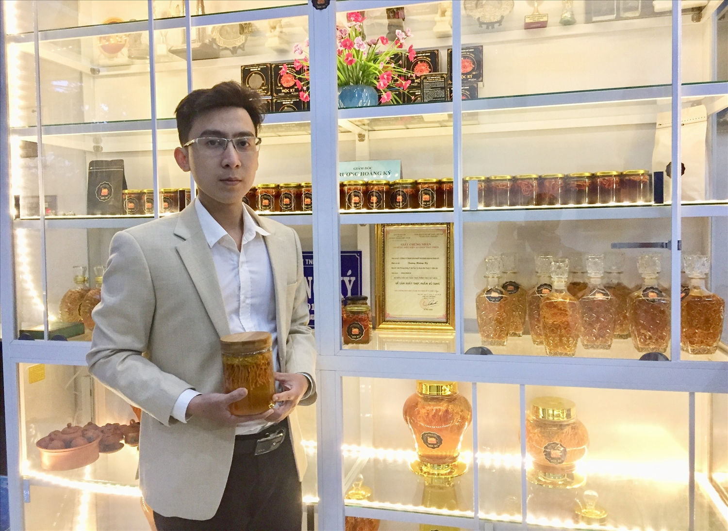 Anh Trương Hoàng Ký đang giới thiệu các sản phẩm từ nấm đông trùng hạ thảo