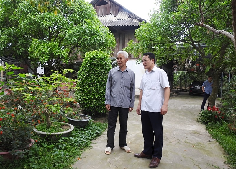 Ông Lường Trung Lập (bên trái) giới thiệu mô hình kinh tế của gia đình tới cán bộ thị xã Nghĩa Lộ. (Ảnh chụp trước ngày 27/4/2021) Ông Lường Trung Lập (bên trái) giới thiệu mô hình kinh tế của gia đình tới cán bộ thị xã Nghĩa Lộ. (Ảnh chụp trước ngày 27/4/2021)