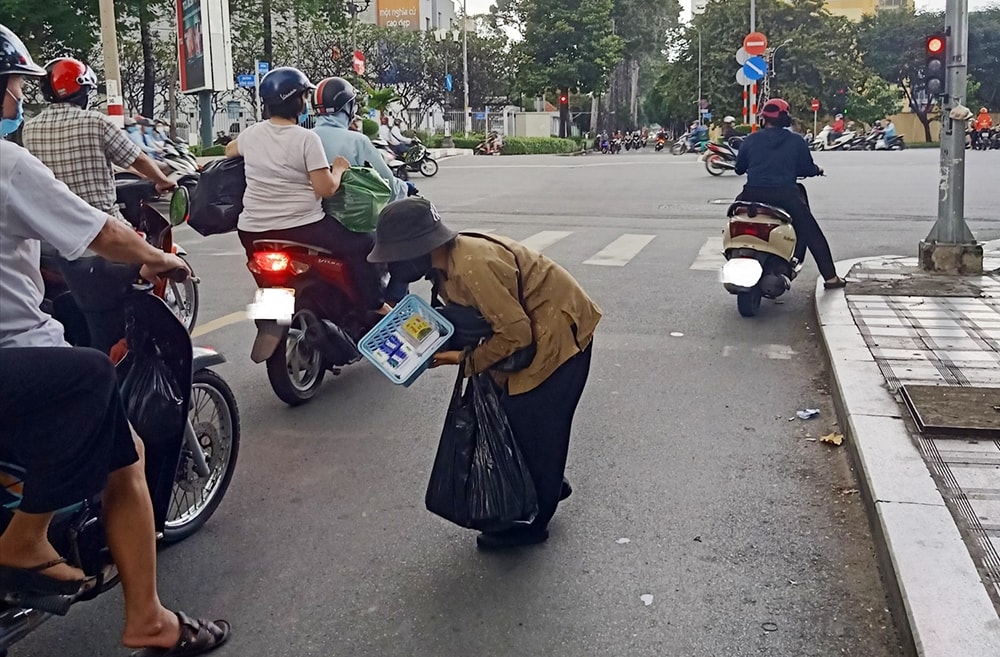 Một cụ già lang thang vừa xin ăn vừa bán tăm bông kiếm sống tại khu vực quận 5