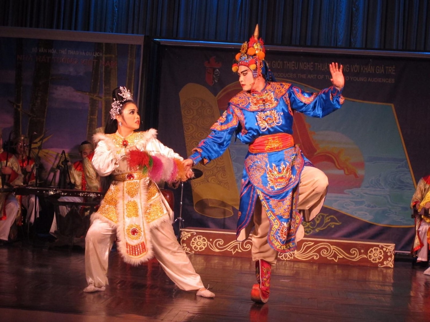 Trích đoạn “Hồ Nguyệt Cô hóa cáo” do hai nghệ sĩ Quỳnh Liên và Mạnh Linh thể hiện rất ấn tượng. Ảnh: TH
