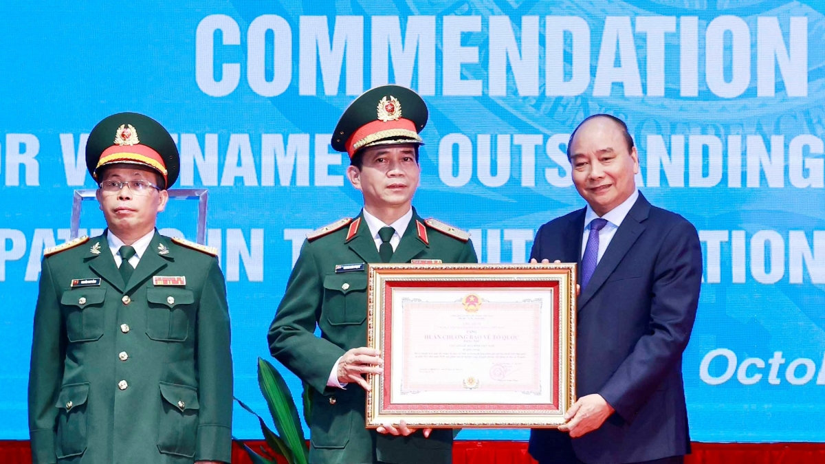 Chủ tịch nước Nguyễn Xuân Phúc trao bằng khen cho các cá nhân và tập thể có thành tích xuất sắc.