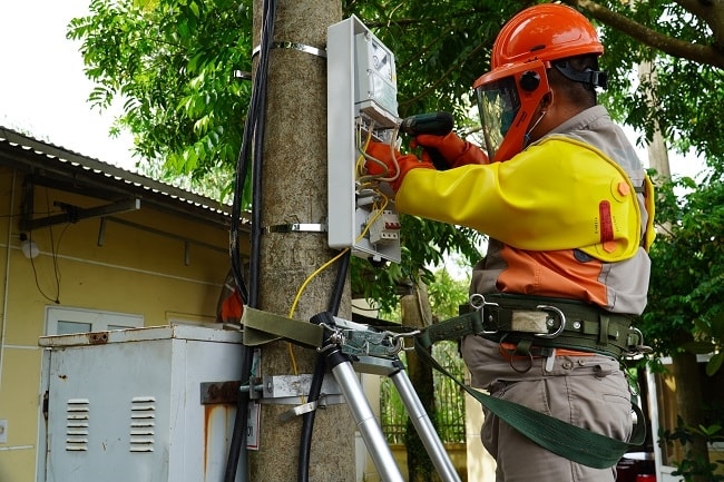 Việc triển khai với nhiều ứng dụng khoa học công nghệ trong quản lý vận hành lưới điện, sản xuất, kinh doanh và quản trị doanh nghiệp đang được ngành Điện lực Miền Bắc tích cực thực hiện. (Trong ảnh: Công nhân Đội Kinh doanh dịch vụ Điện lực huyện Tiên Yên (Quảng Ninh) thực hiện thay thế công tơ cơ khí bằng công tơ điện tử đo xa) Việc triển khai với nhiều ứng dụng khoa học công nghệ trong quản lý vận hành lưới điện, sản xuất, kinh doanh và quản trị doanh nghiệp đang được ngành Điện lực Miền Bắc tích cực thực hiện. (Trong ảnh: Công nhân Đội Kinh doanh dịch vụ Điện lực huyện Tiên Yên (Quảng Ninh) thực hiện thay thế công tơ cơ khí bằng công tơ điện tử đo xa)