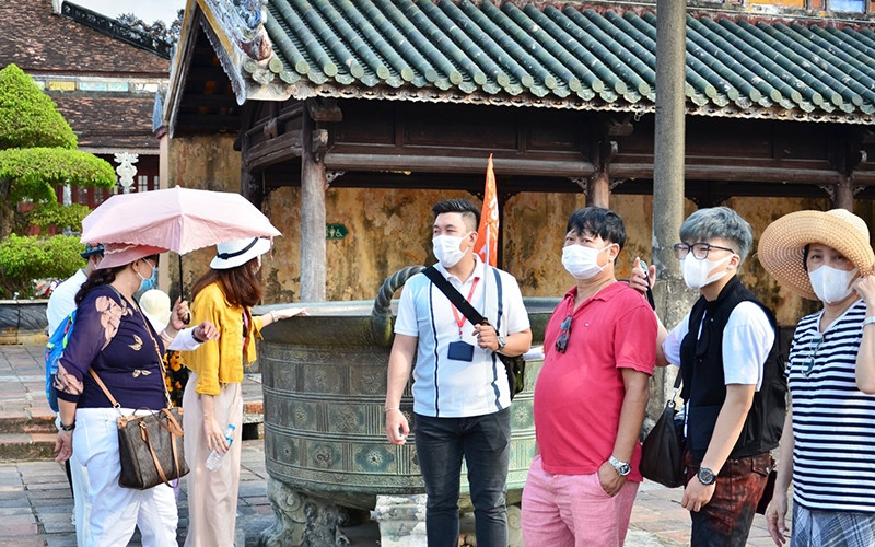 Du khách nội địa trở lại thăm các di tích tại cố đô Huế. Ảnh: CÔNG HẬU 