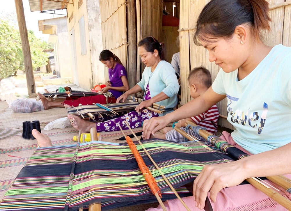 Nghề dệt thổ cẩm giúp nhiều phụ nữ Mạ ở Tân Phú thoát nghèo Nghề dệt thổ cẩm giúp nhiều phụ nữ Mạ ở Tân Phú thoát nghèo