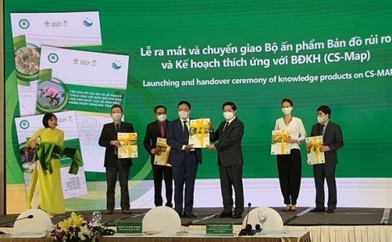 Thứ trưởng Nông nghiệp và Phát triển nông thôn Lê Quốc Doanh trao bản đồ đồ rủi ro và thích ứng biến đổi khí hậu vào nông nghiệp cho đại diện Sở Nông nghiệp và Phát triển nông thôn các địa phương. (Ảnh: THANH TRÀ) Thứ trưởng Nông nghiệp và Phát triển nông thôn Lê Quốc Doanh trao bản đồ đồ rủi ro và thích ứng biến đổi khí hậu vào nông nghiệp cho đại diện Sở Nông nghiệp và Phát triển nông thôn các địa phương. (Ảnh: THANH TRÀ)