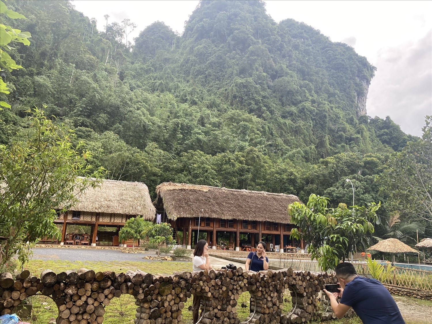 Khách du lịch check in tại một khu du lịch homestay ở Lâm Bình