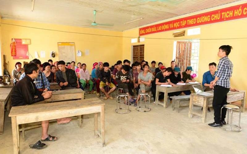 Tuyên truyền, nâng cao nhận thức cho người dân bảo vệ đàn Voọc mũi hếch. (Ảnh: Lê Khắc/FFI )